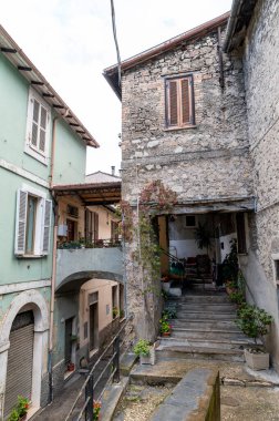Terni, İtalya 16 Ekim 2020: Papigno kasabasının dar sokaklarının mimarisi