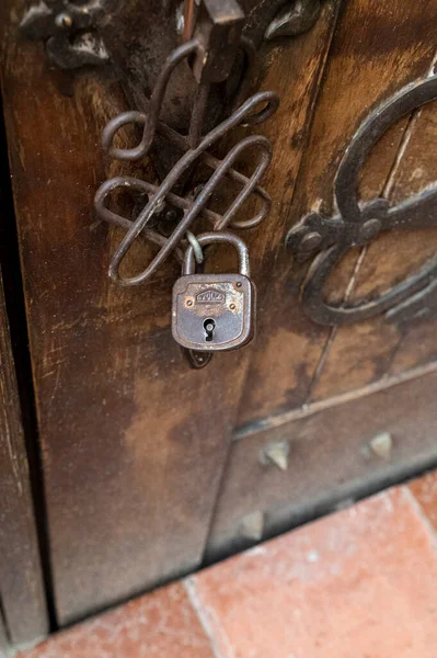 Candado vintage en una antigua puerta de un país —  Fotos de Stock