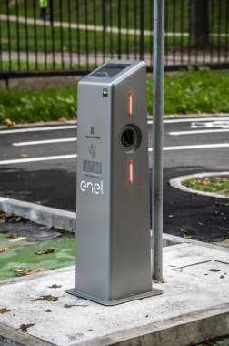 Terni, İtalya 17: 2020: Şehirde bulunan elektrikli arabayı şarj etmek için sütun