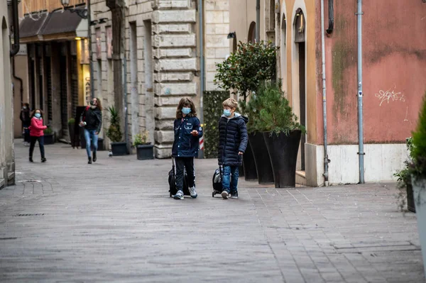 Terni Italy Actober 2020 Παιδιά Ιατρική Μάσκα Που Πηγαίνουν Σχολείο — Φωτογραφία Αρχείου