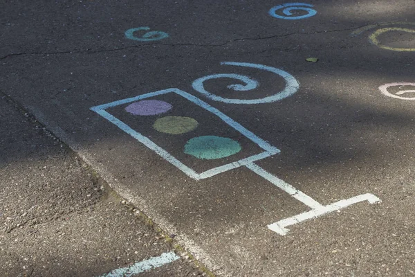 Drawing on the pavement: traffic light. Children\'s games in the fresh air during the summer holidays. Walks around the city.