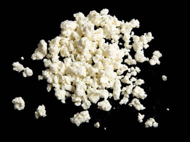 Siyah arkaplanda beyaz süzme peynir