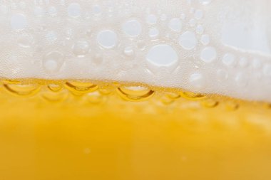 Arka planda bira kabarcıkları olan köpük