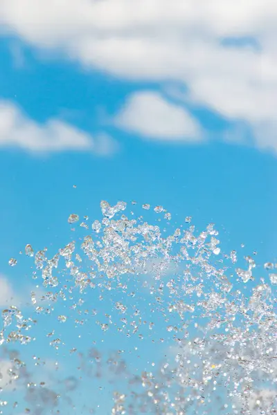 Wasserstrahl Mit Gischt Auf Dem Himmelshintergrund — Stockfoto