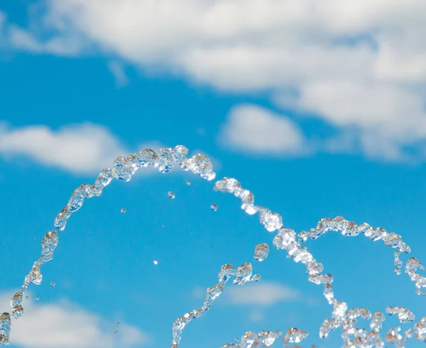 Waterstraal Met Spray Lucht Achtergrond — Stockfoto