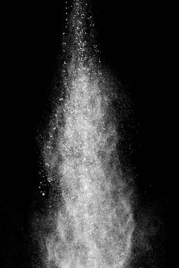 Siyah arkaplanda beyaz toz