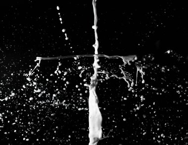 Siyah arkaplanda süt spreyi