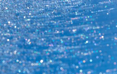 Arka plan olarak su damlalarından gelen çok renkli bokeh