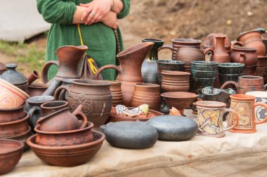 Çeşitli boyutlarda ve şekillerde kilden yemekler.