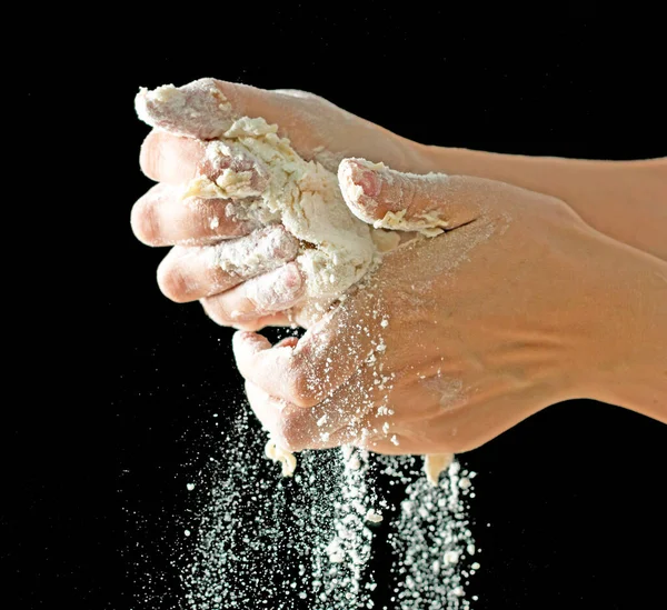 Руки Месить Тесто Черном Фоне — стоковое фото