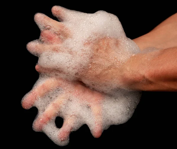 Siyah Arka Plandaki Sabundan Beyaz Köpüklü Eller — Stok fotoğraf