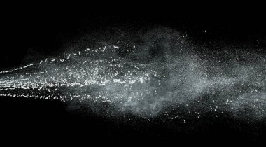 Siyah arkaplanda beyaz un