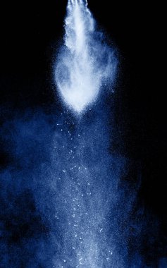 Siyah arkaplanda mavi toz