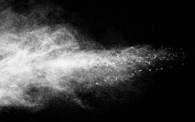 Siyah arkaplanda beyaz un