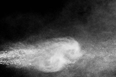 Siyah arkaplanda beyaz toz