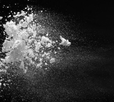 Arkaplan olarak küçük mor çiçekler