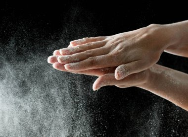 Arkaplan olarak küçük mor çiçekler