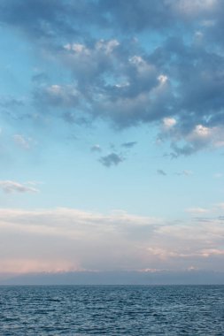 Suyun üzerindeki dalgalar gökyüzüne karşı