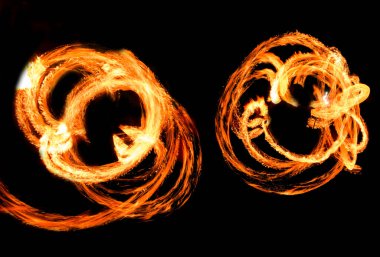 Siyah arka planda bulanık ateş