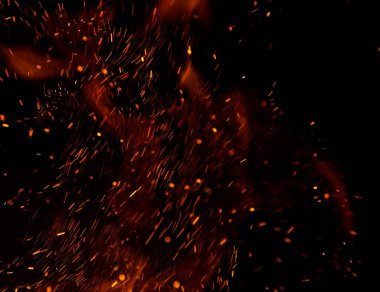 Siyah arkaplanda kıvılcımlar saçan ateş alevleri