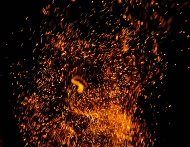 Siyah arkaplanda kıvılcımlar saçan ateş alevleri