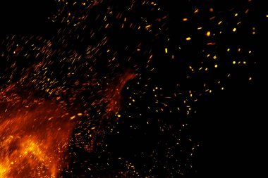 Siyah arkaplanda kıvılcımlar saçan ateş alevleri