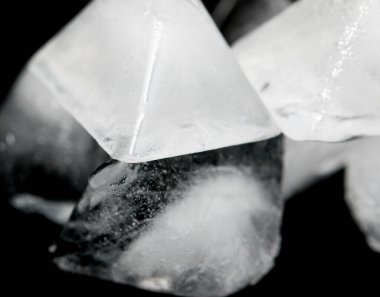 Siyah zemin üzerinde buz küpleri