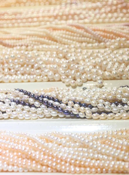 彩色珍珠 以珠子为背景 — 图库照片