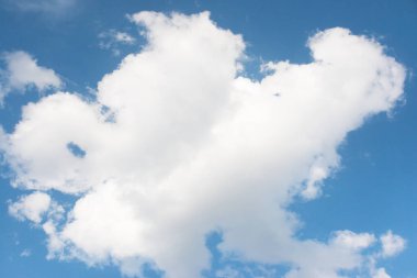 Beyaz bulutlu mavi akşam gökyüzü