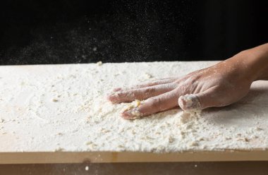 Eller siyah arkaplanda un içinde