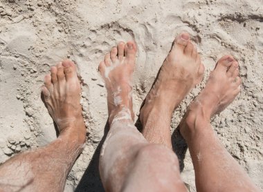 Ayaklarını kuma koy