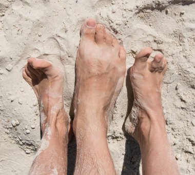 Ayaklarını kuma koy