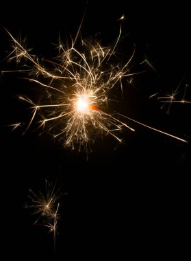 Siyah arkaplanda ateş kıvılcımları