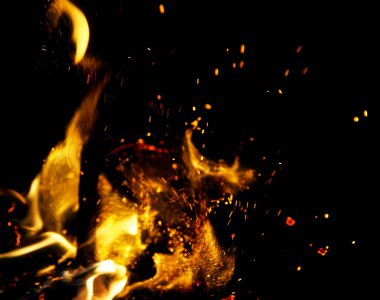 Siyah arkaplanda kıvılcımlar saçan ateş alevleri