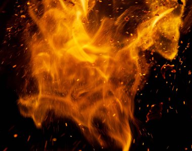 Siyah arkaplanda kıvılcımlar saçan ateş alevleri