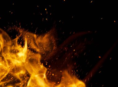 Siyah arkaplanda kıvılcımlar saçan ateş alevleri