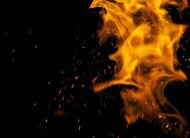 Siyah arkaplanda kıvılcımlar saçan ateş alevleri