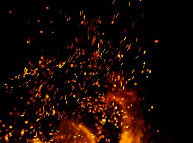 Siyah arkaplanda kıvılcımlar saçan ateş alevleri