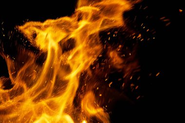 Siyah arkaplanda kıvılcımlar saçan ateş alevleri