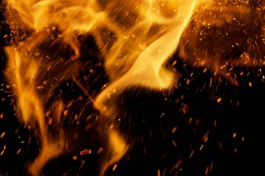 Siyah arkaplanda kıvılcımlar saçan ateş alevleri