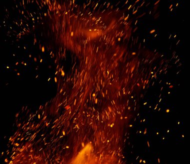 Siyah arkaplanda kıvılcımlar saçan ateş alevleri