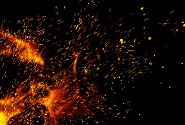 Siyah arkaplanda kıvılcımlar saçan ateş alevleri