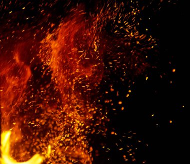 Siyah arkaplanda kıvılcımlar saçan ateş alevleri