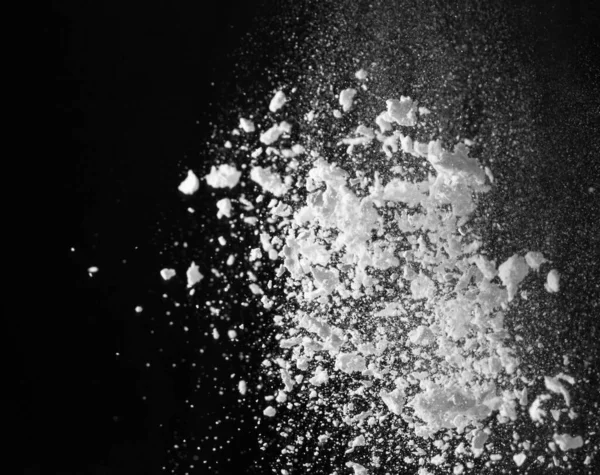 黒い背景に白い小麦粉 — ストック写真