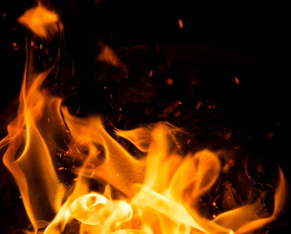 Siyah Arkaplanda Kıvılcımlar Saçan Ateş Alevleri — Stok fotoğraf