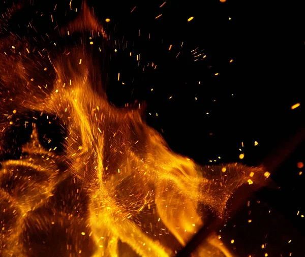 Flammen Mit Funken Auf Schwarzem Hintergrund — Stockfoto