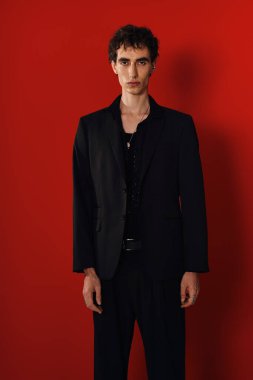 Zarif giyinmiş yakışıklı bir adam çarpıcı bir görünüm sunar. Moda ve kendine güveni harmanlayan..