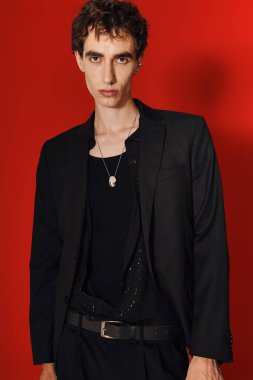 Şık bir adam zarif bir kıyafet ve dikkat çekici bir kırmızı ayar sunar..