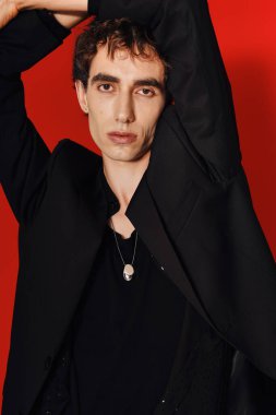 Kendine güveni olan bir adam şık giyinir. Cesur bir arka planı vardır. Cazibesi ve entelektüelliği vardır..