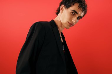 Şık bir adam zarif bir şekilde poz verir, modern modanın altını çizer..